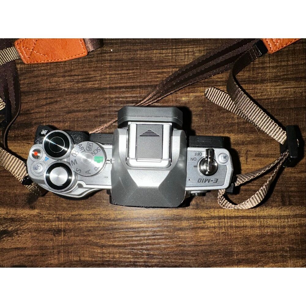 Olympus E-M10 Mark IV Silver Micro Four Thirds System Camera 20MP Sensor 5-Axis - Picture 4 of 9
